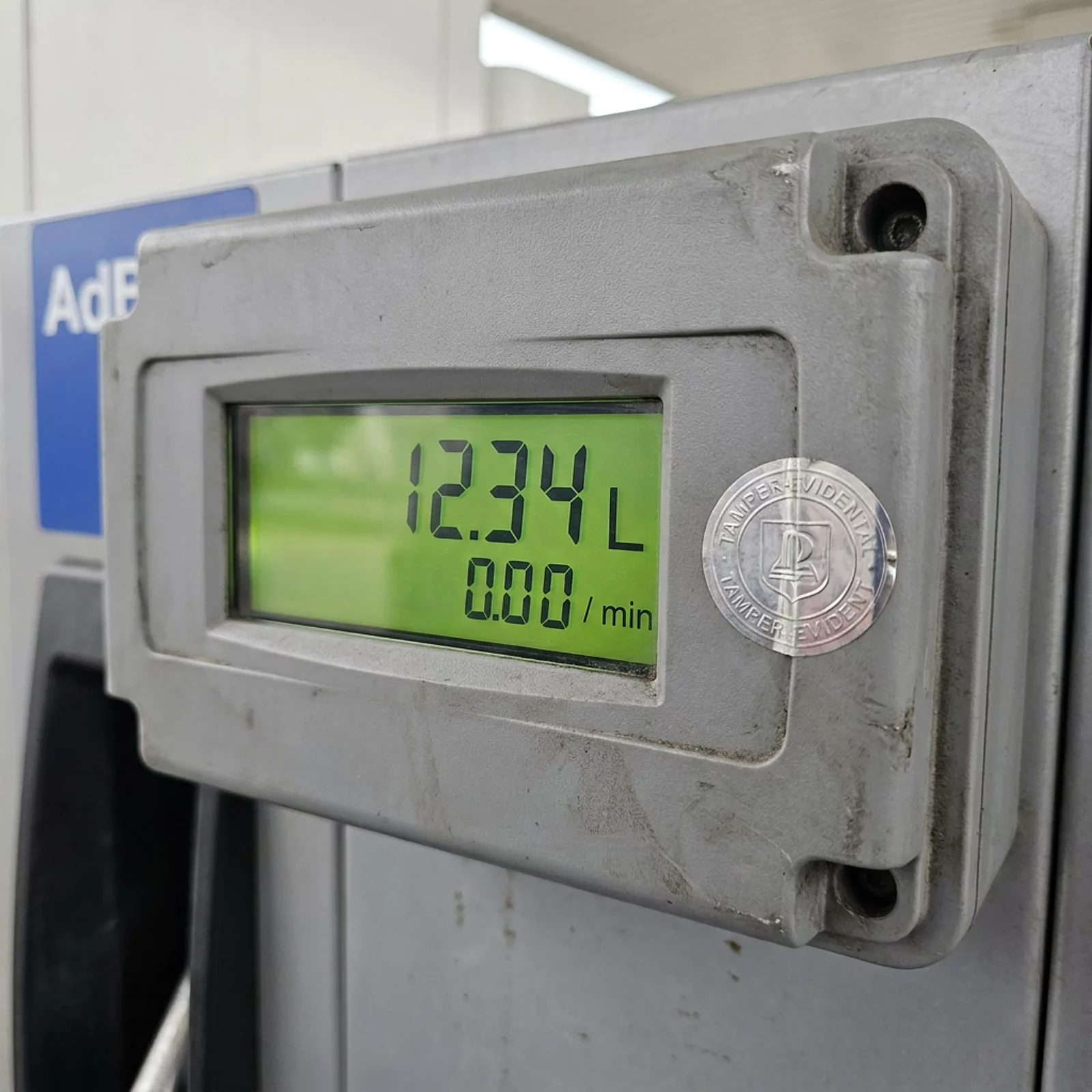 Nahaufnahme eines digitalen Durchflussmessers am AdBlue-Spender mit präziser Literanzeige und Siegel